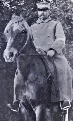 Overvagtmester Lorentz Frederiksen til hest